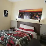 Hollywood 3*